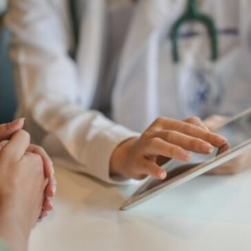 blog-doctor-tablet-patient-733×450-1-732×366