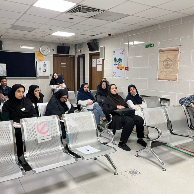 جلسه آموزش همگانی انجمن دمانس و آلزایمر ایران در کلینیک تأمین اجتماعی