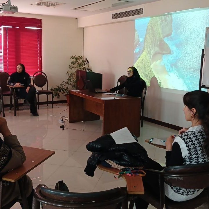 جلسه گروه‌درمانی خانواده‌ها و مراقبین مددجویان مرکز توانبخشی قاصدک